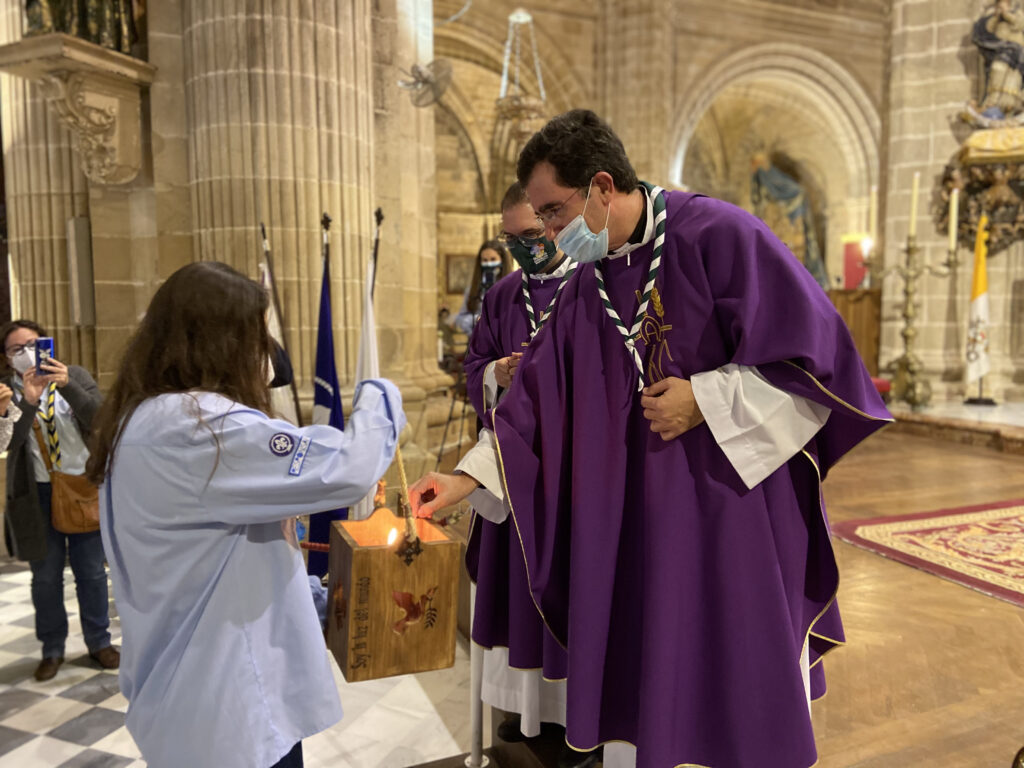 LA DIÓCESIS DE ASIDONIA-JEREZ CELEBRA LA LLEGADA DE LA LUZ DE LA PAZ DE BELÉN