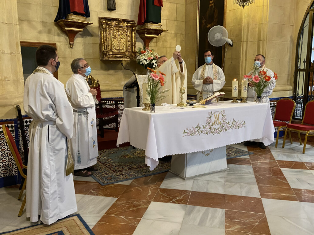 EL SR. OBISPO DE ASIDONIA-JEREZ VISITA A LAS HERMANAS DE LA ORDEN DE LAS MÍNIMAS EN JEREZ