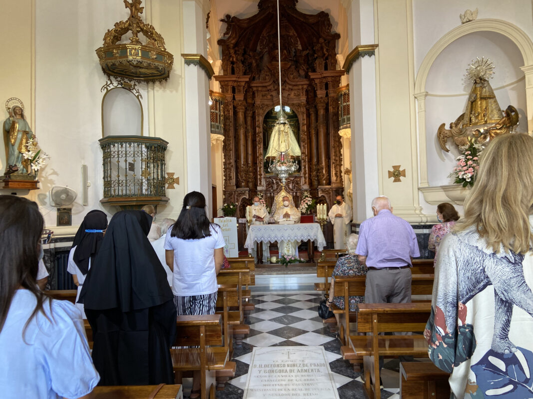 MONSEÑOR RICO PAVÉS VISITA A LAS HERMANITAS DE LOS ANCIANOS DESAMPARADOS DE ARCOS DE LA FRONTERA