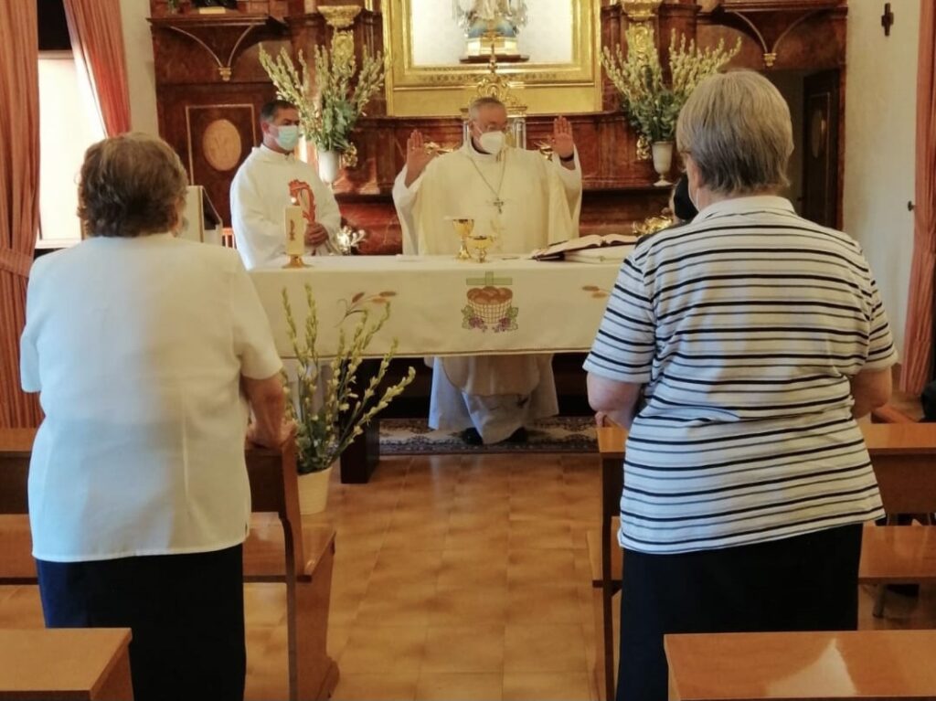 Monseñor Rico Pavés visita el Comedor del Salvador