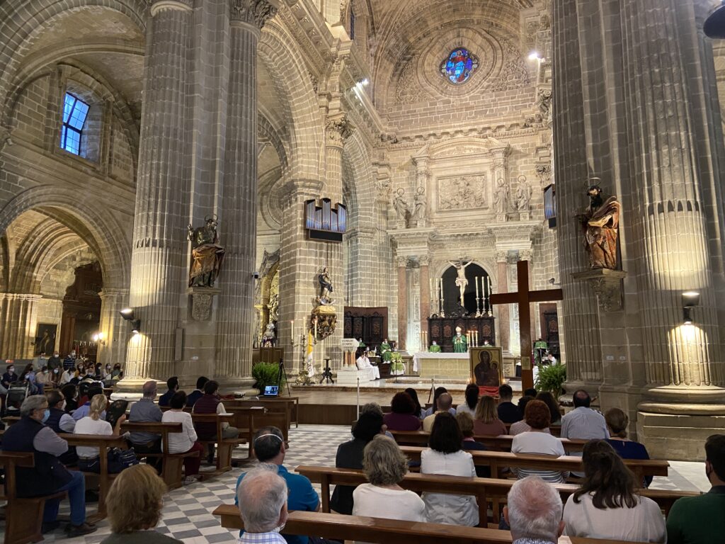 La Santa Iglesia Catedral acoge la Eucaristía con motivo de la presencia de los símbolos de la JMJ