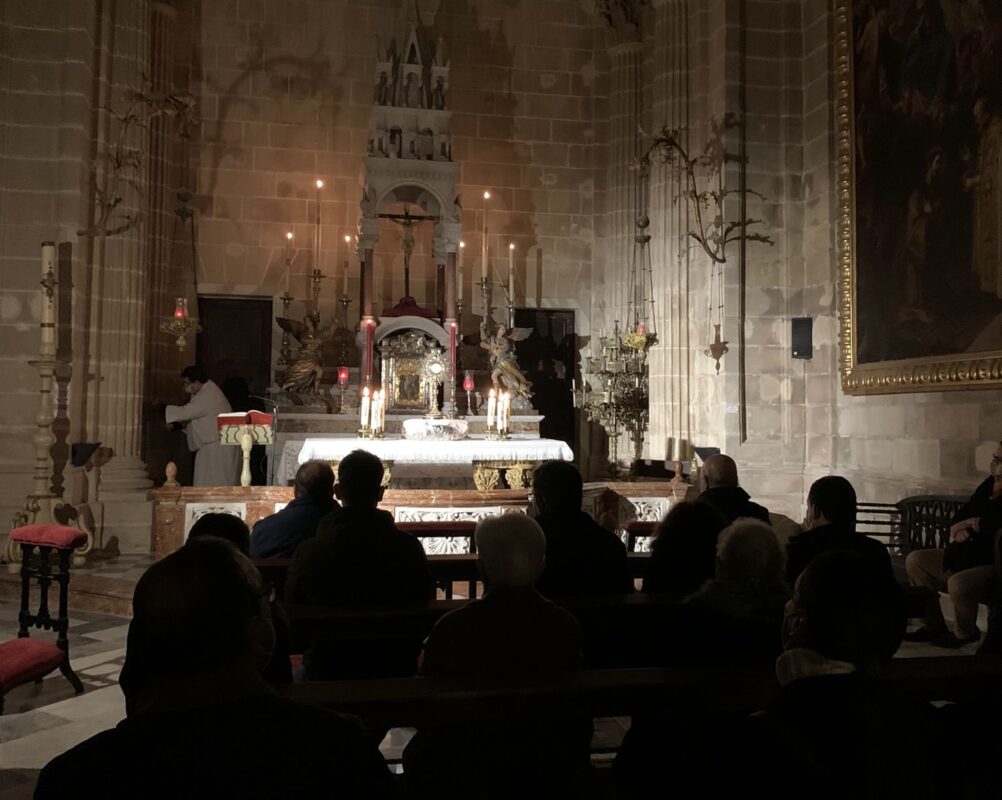 Adoración al Santísimo en el primer templo de la Diócesis