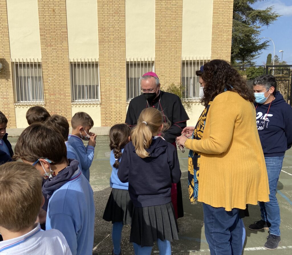 Monseñor José Rico Pavés visita el Colegio de María Auxiliadora de las Salesianas