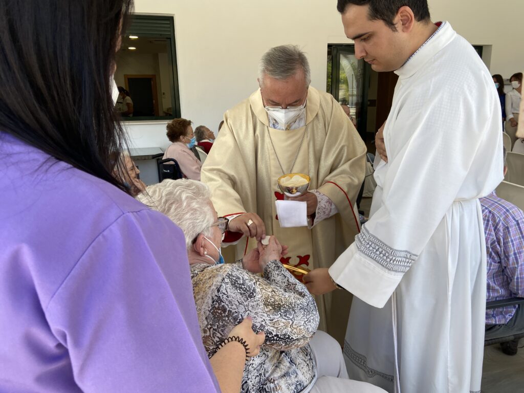 Monseñor José Rico Pavés visita las localidades diocesanas de la Sierra ( Algar y la Residencia de Ancianos del Lago de Arcos de la Frontera )