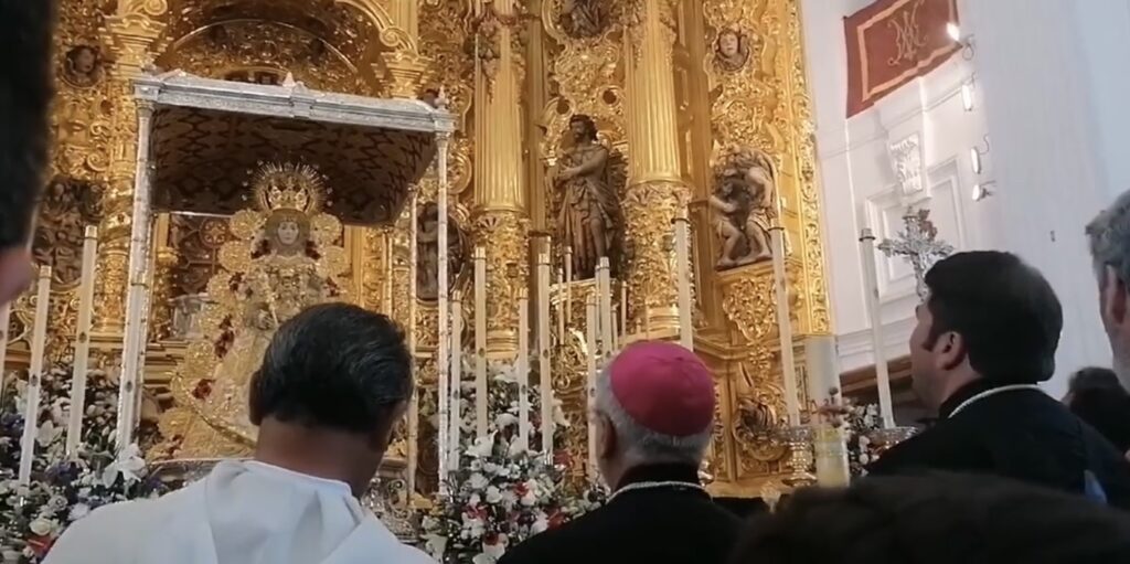 Monseñor Rico Pavés reza ante las plantas de la Virgen del Rocío junto a la Hermandad de Jerez de la Frontera