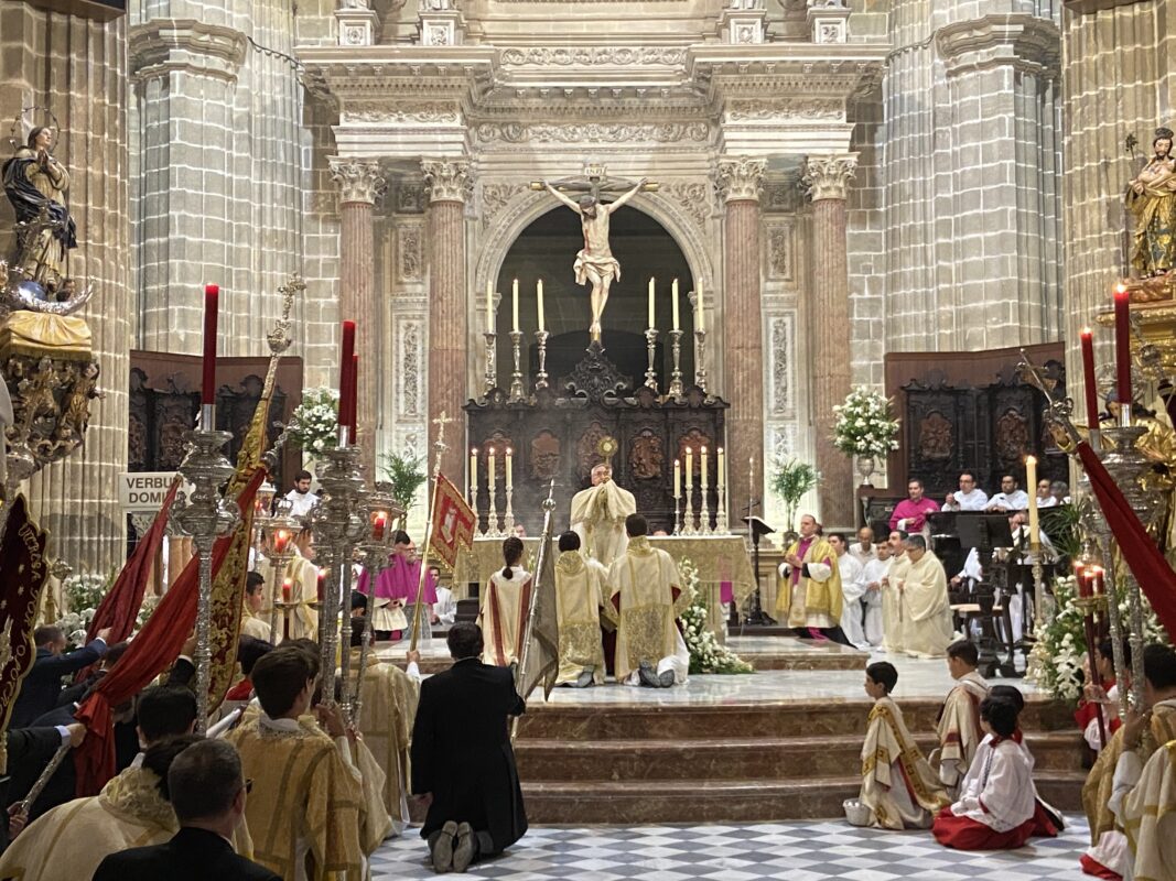 Monseñor Rico Pavés en la Solemnidad del Cuerpo y Sangre de Cristo : «Esta Solemnidad es la oportunidad para mostrar por las calles que en Cristo reconocemos, confesamos, vivimos el amor hasta el extremo»