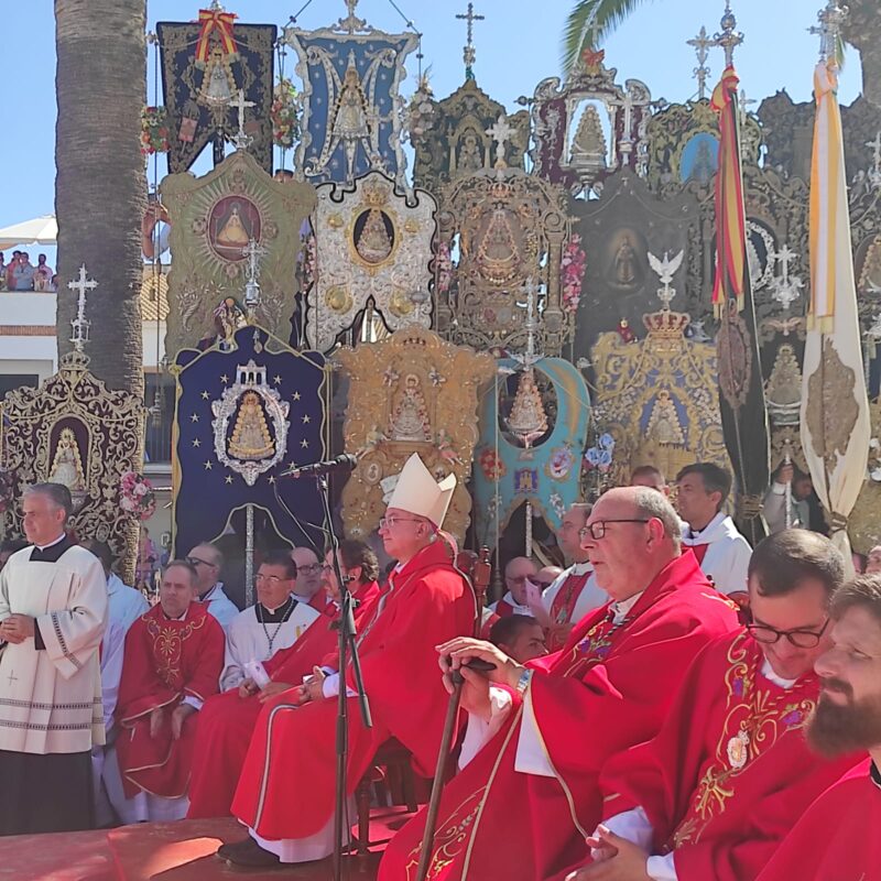 Monseñor Rico Pavés presente en la aldea del Rocío junto a las Hermandades de la Diócesis