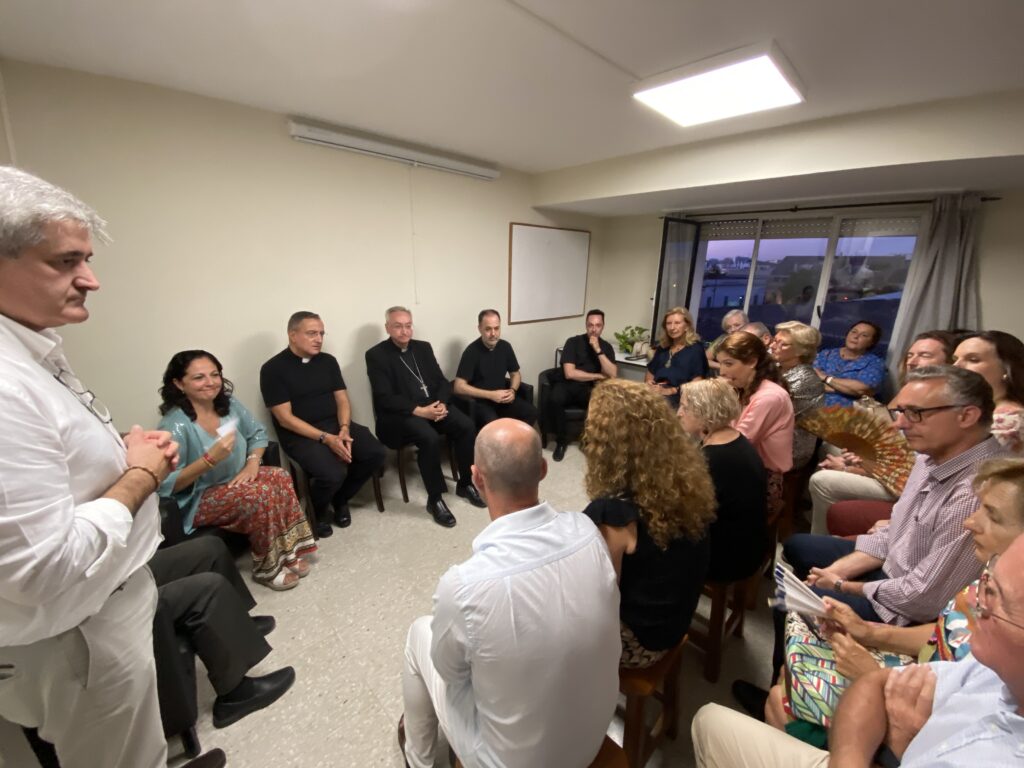 Monseñor Rico Pavés visita el Centro de Orientación Familiar Diocesano