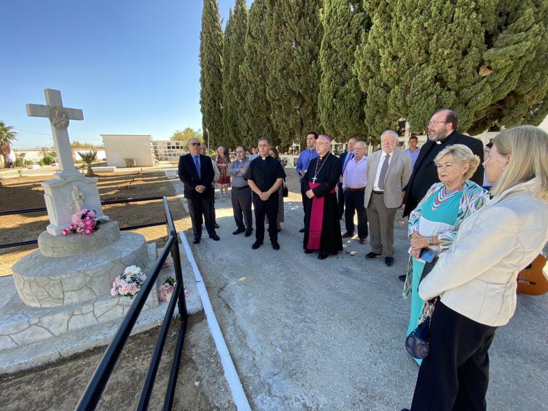 Monseñor Rico Pavés celebra la Eucaristía en el Cementerio de Jerez de la Frontera y Sanlúcar de Barrameda