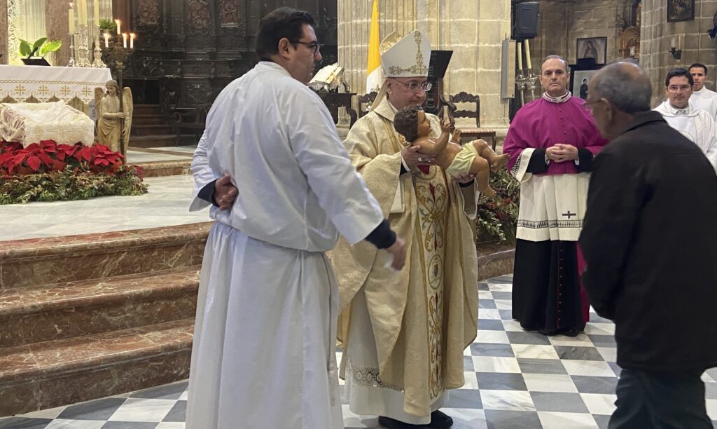 Monseñor José Rico Pavés en la celebración de la Natividad de Nuestros Señor Jesucristo : «Ser verdaderos adoradores es inclinarnos ante el Señor reconociendo en Él al verbo que se ha hecho carne»