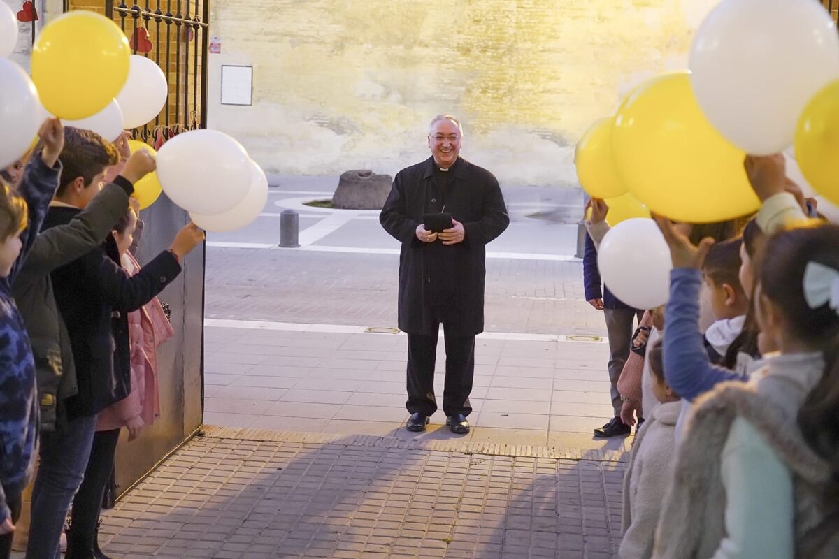 Monseñor Rico Pavés presente en la Parroquia de San Juan de Ribera y San Nicolás de Bari