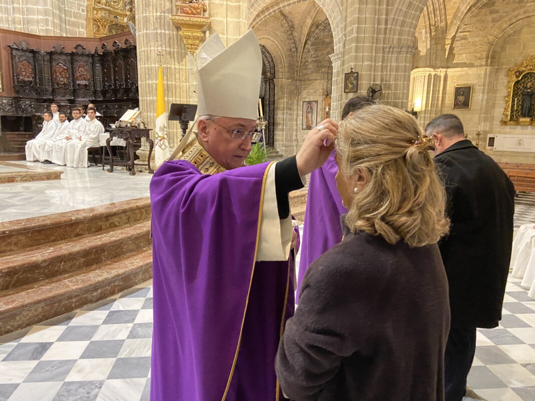 Monseñor José Rico Pavés en la celebración del Miércoles de Ceniza : «la Cuaresma es un combate que tiene tres armas propias, la oración, el ayuno y la limosna; un objetivo, volvernos totalmente hacia el Señor; y unos medios que son los dones de salvación que Cristo nos ha regalado»