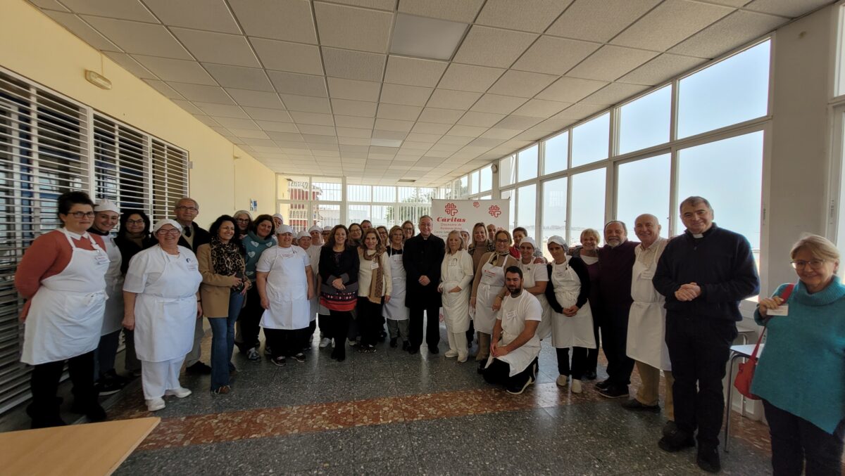 Monseñor José Rico Pavés visita la Cocina Solidaria Nuestra Señora del Carmen de Bonanza