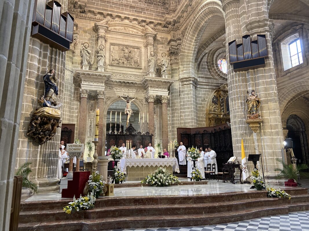 Monseñor Rico Pavés preside la Eucaristía de Pascua en el primer templo de la Diócesis