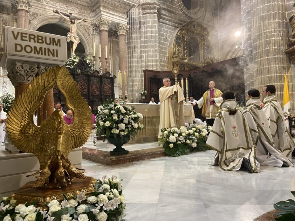 Monseñor José Rico Pavés en la Solemnidad de Santísimo Cuerpo y Sangre de Cristo : «La Eucaristía es la fuente y la cima de la vida cristiana»