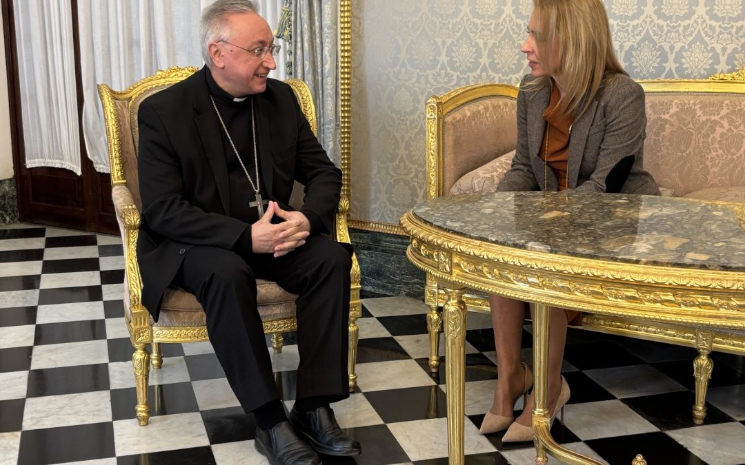 Encuentro institucional entre Almudena Martínez y el Obispo de Asidonia-Jerez, Mons. Rico Pavés